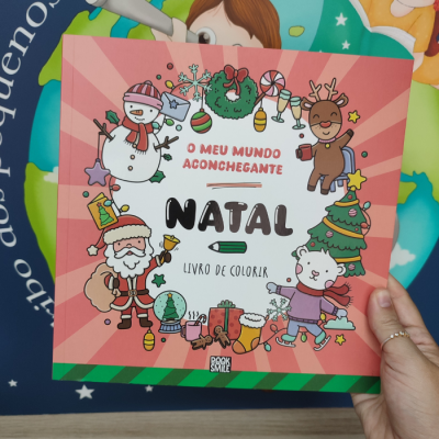 Livro de colorir infantil de Natal com desenhos festivos na capa cor-de-rosa
