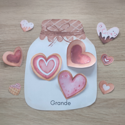 Frasco de papel com tampa xadrez e corações decorativos em tons de rosa e castanho sobre madeira clara