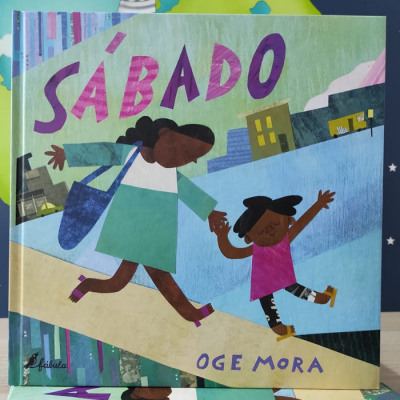 Capa de livro infantil 'SÁBADO' com ilustração colorida de adulto e criança a andar de mãos dadas.