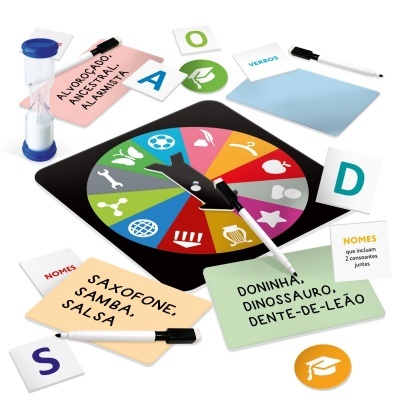 Jogo de tabuleiro com roda colorida, cartas com palavras em português e ampulheta azul
