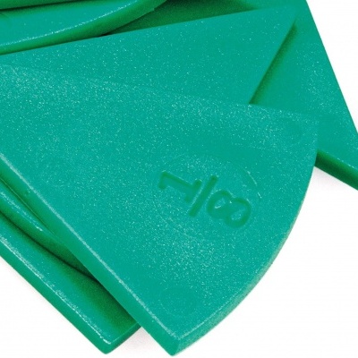 placas triangulares verdes com símbolo gravado