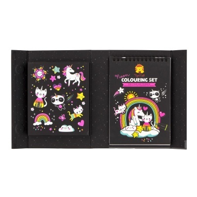 Conjunto de coloração preto com desenhos coloridos de unicórnios, gatos e arco-íris