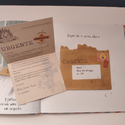 Envelope castanho com etiqueta branca e carta com carimbos vermelhos URGENTE numa superfície clara