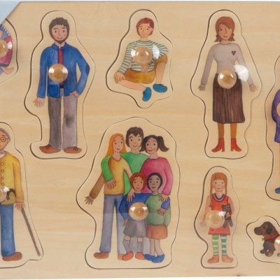 Quebra-cabeça de madeira com peças em forma de pessoas e um cão