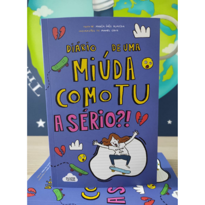 Capa do livro Diário de uma Miúda como tu a sério?! com ilustrações coloridas e personagem a andar de skate.