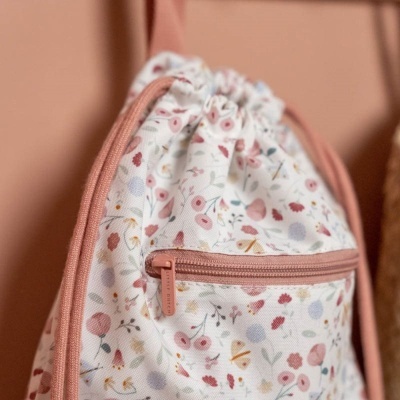 Mochila branca com padrão floral e detalhes rosa suspensa