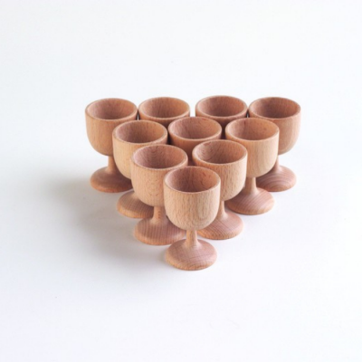Dez mini copos de madeira natural em formato triangular