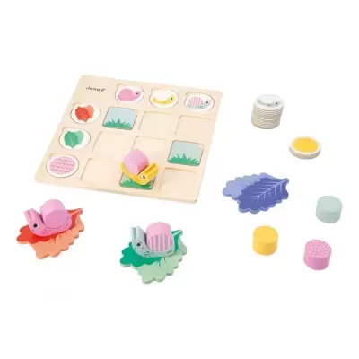 Jogo educativo de peças de madeira coloridas e tabuleiro com quadrados para encaixe.