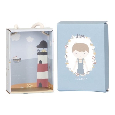 Caixa de presente azul com desenho de menino e caixa aberta com ilustração de farol e barco