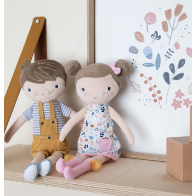 Duas bonecas de tecido em prateleira de madeira junto a quadro decorativo