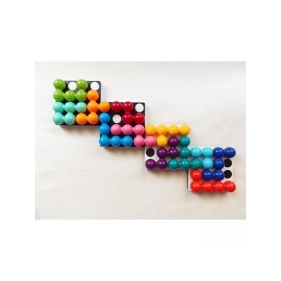 Peças coloridas de jogo em forma de L com bolas encaixadas