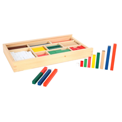 Conjunto de blocos coloridos de madeira organizados em caixa