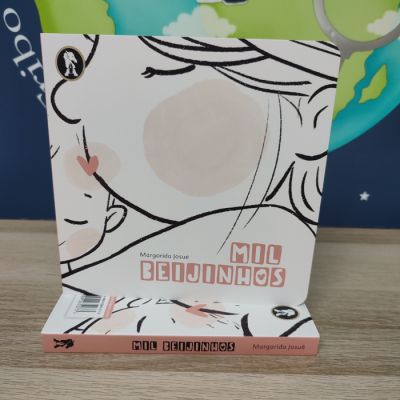 Capa do livro infantil Mil Beijinhos de Margarida Josué com desenho de rosto em tons de branco, preto e rosa.