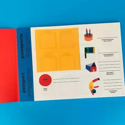 Página colorida com elementos gráficos e texto em português e inglês num fundo azul.