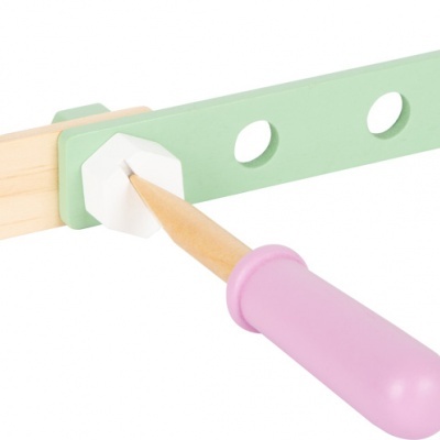 Produto de madeira com ferramenta rosa e peça branca hexagonal