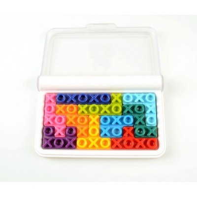 Jogo de peças de encaixar coloridas em caixa plástica branca com tampa transparente