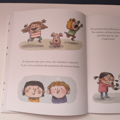 Página de livro infantil aberta com ilustrações de crianças e texto em português.