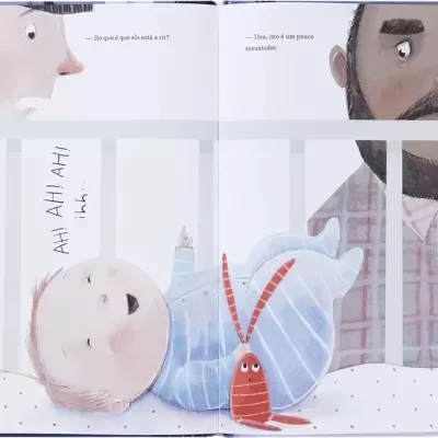 Livro infantil com ilustração de bebé a rir numa cama grades e adulto ao lado.