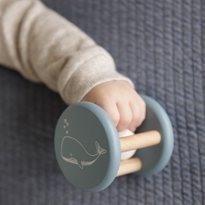 Brinquedo de madeira para bebé com desenho de baleia azul claro