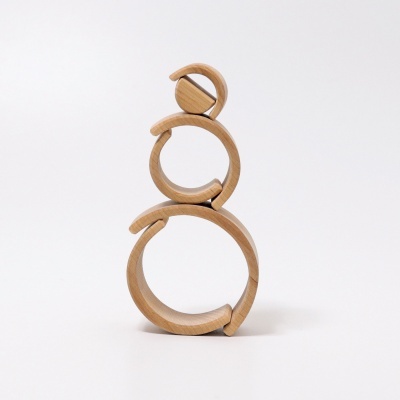 Três anéis de madeira entrelaçados sobre fundo branco