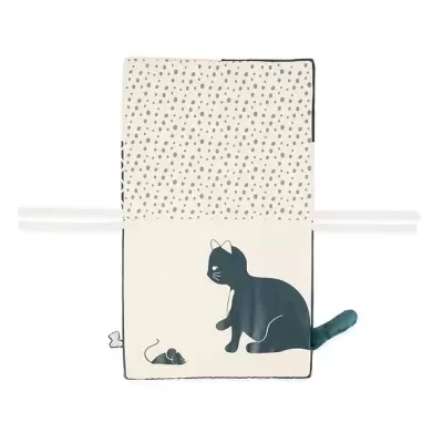 Capa creme com estampa de gato preto e rato, padrão de pontos e fitas brancas.