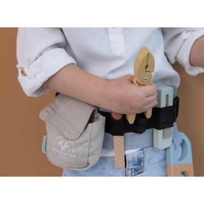 cinto de ferramentas infantil com ferramentas de madeira em fundo bege