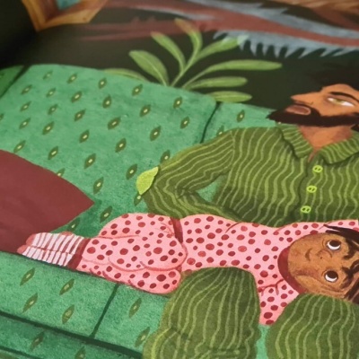 Ilustração de homem e criança deitados num sofá verde em livro infantil