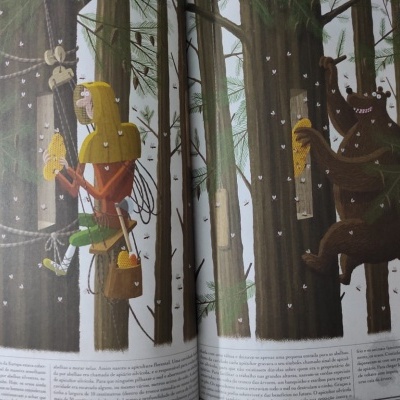 Ilustração de rapariga e monstro a trepar árvores numa floresta, com luzes amarelas