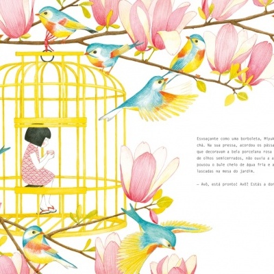 Ilustração de gaiola amarela com figura feminina rodeada de pássaros e flores rosa