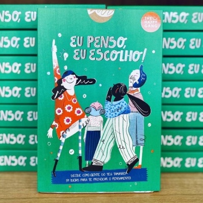Caixa verde com ilustração de três personagens e texto 'EU PENSO, EU ESCOLHO!'