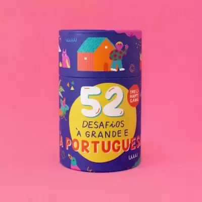 Embalagem cilíndrica azul com texto e ilustrações coloridas sobre fundo rosa