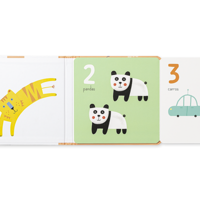 Livro infantil de tecido com ilustrações de tigre, pandas e carros e números