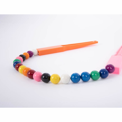 Colar colorido com bolas de plástico brilhante e fecho laranja