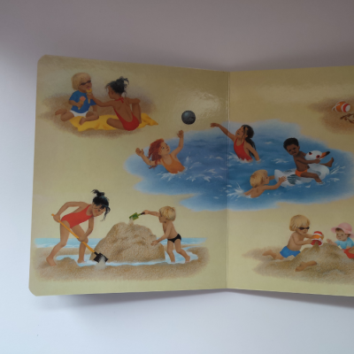 Ilustração de crianças a brincar na praia em areia e água