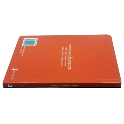 Livro capa dura laranja com texto e código de barras, visto de lado