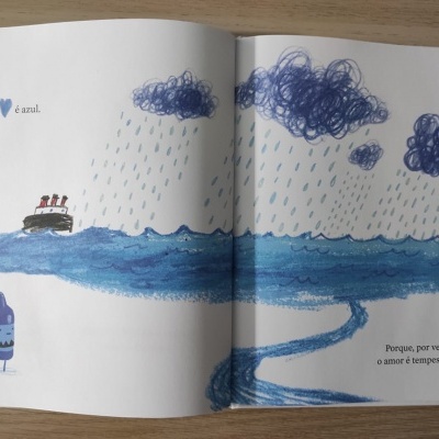 Ilustração com personagens, nuvens, chuva e texto em português num livro aberto