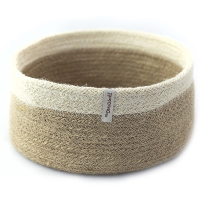 Cesta redonda em fibras naturais bege e creme com etiqueta Mr. Deleelatsu