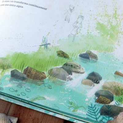 Página ilustrada de livro infantil com pedras na água e texto em português.