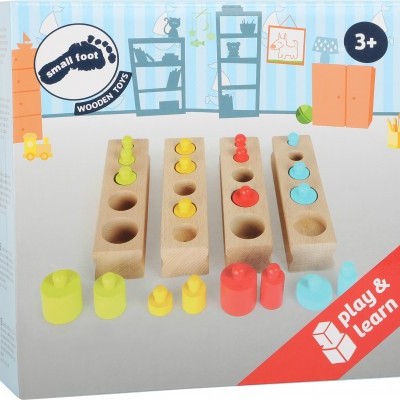 jogo infantil de madeira com peças coloridas e suporte