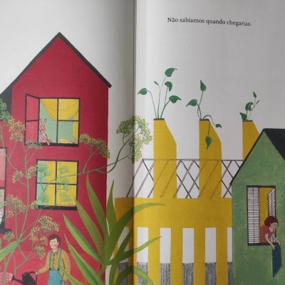 Ilustração de casas coloridas com pessoas e plantas, texto em português