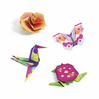 Quatro origamis coloridos: flor laranja, borboleta rosa e roxa, beija-flor verde e roxo, tartaruga roxa e verde