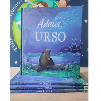 Capa de livro azul 'Adeus, Urso' com ilustração de urso à vista do céu estrelado.