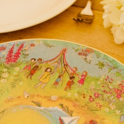 Prato decorativo com desenho de crianças a dançar em jardim colorido