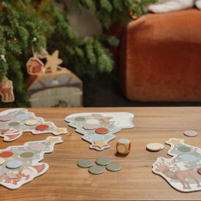 Jogo de tabuleiro com peças coloridas e tabuleiros em forma de árvores de Natal