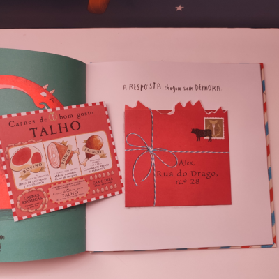 Página de livro ilustrado com anúncio de talho e envelope vermelho desenhado com texto e endereço