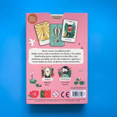 caixa cor-de-rosa do produto The Happy Gang sobre fundo azul