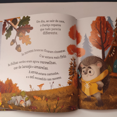 Página de livro infantil com ilustração de um ouriço em floresta de outono e texto em português europeu