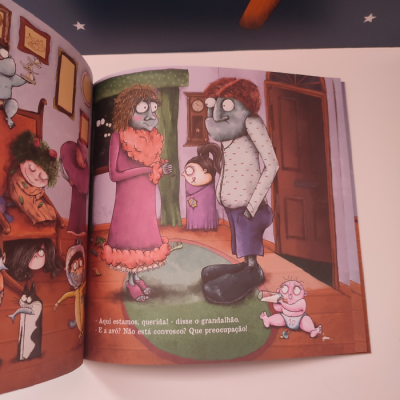 Página dupla de livro infantil com personagens caricatos e texto em português