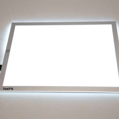 painel de luz LED retangular branco com moldura de alumínio e cabo preto