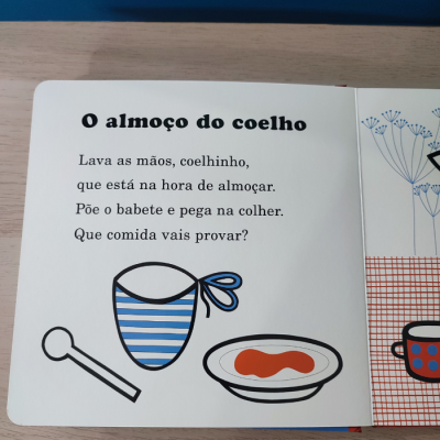 Página de livro infantil com ilustrações de alimentação do coelhinho e texto em português.